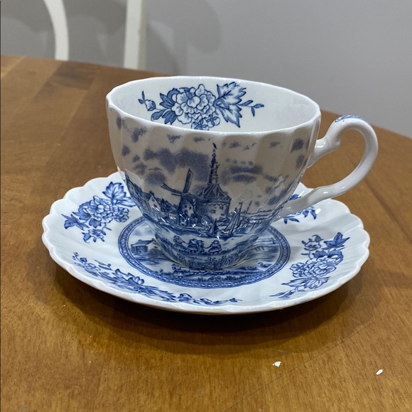 Vintage, teacup/saucer set, “Tulip Time”, by Johnson Bros. - Picture 2 of 12